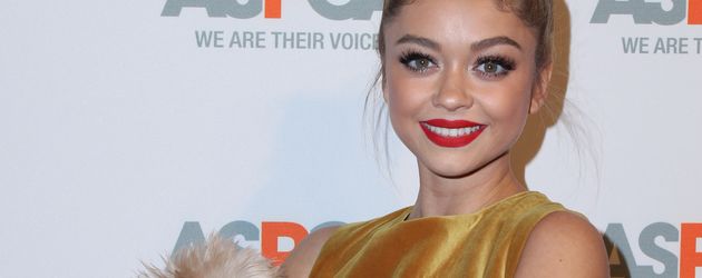 Sarah Hyland und Marnie the dog auf dem Red Carpet ASPCA event Sarah Hyland und Marnie the dog auf dem Red Carpet ASPCA event