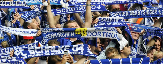 Schalke Fans in der Nordkurve mit Schals Schalke Fans in der Nordkurve mit Schals