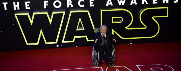 Schauspieler Kenny Baker bei der "Star Wars"-Premiere in London Schauspieler Kenny Baker bei der "Star Wars"-Premiere in London