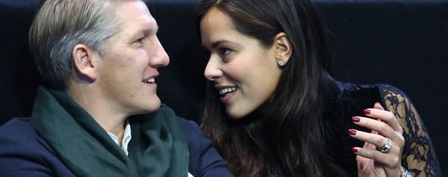 Fußballer Bastian Schweinsteiger und Tennis-Profi Ana Ivanovic in der O2-Arena in London, 2016 Fußballer Bastian Schweinsteiger und Tennis-Profi Ana Ivanovic in der O2-Arena in London, 2016