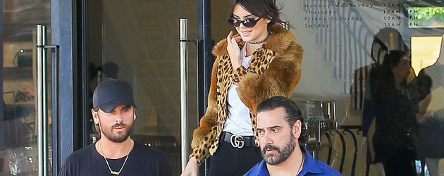 Scott Disick, Kendall Jenner und Kendalls Bodyguard beim Shoppen Scott Disick, Kendall Jenner und Kendalls Bodyguard beim Shoppen