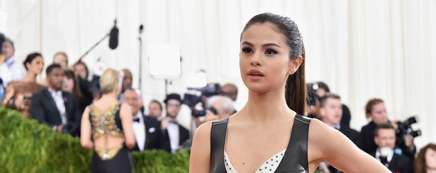 Selena Gomez auf dem roten Teppich der Met Gala 2016 Selena Gomez auf dem roten Teppich der Met Gala 2016
