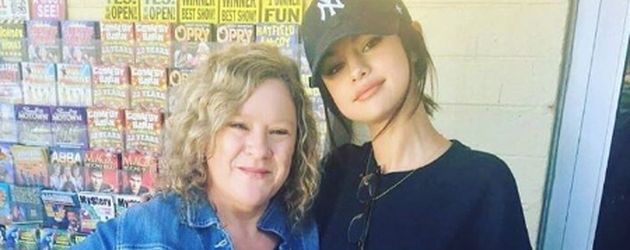Selena Gomez mit einem Fan in Tennessee Selena Gomez mit einem Fan in Tennessee
