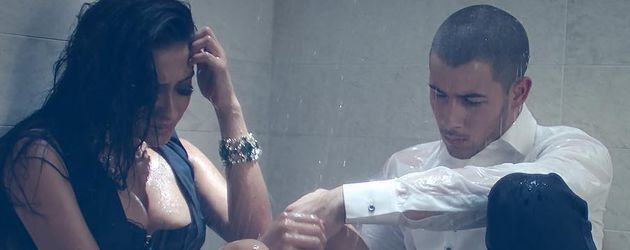 Shay Mitchell und Nick Jonas im Video zu "Under You" Shay Mitchell und Nick Jonas im Video zu "Under You"