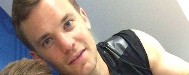 Shkordran Mustafi und Manuel Neuer nach dem Einzug ins EM-Halbfinale Shkordran Mustafi und Manuel Neuer nach dem Einzug ins EM-Halbfinale