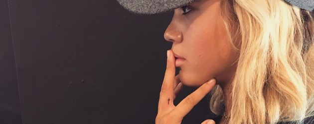 Sofie Richie mit ihrem neuen Kreuz-Tattoo am Mittelfinger Sofie Richie mit ihrem neuen Kreuz-Tattoo am Mittelfinger