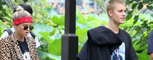 Sofia Richie und Justin Bieber machen einen Spaziergang durch den Ueno Park in Tokio Sofia Richie und Justin Bieber machen einen Spaziergang durch den Ueno Park in Tokio