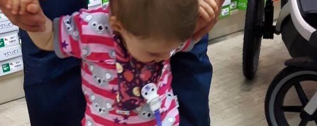 Sophia Cordalis mit ihren ersten Lauflernschuhen Sophia Cordalis mit ihren ersten Lauflernschuhen