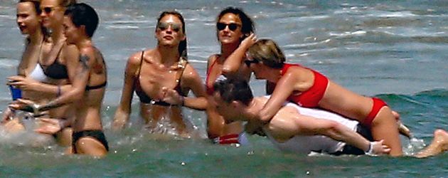Taylor Swift und Tom Hiddleston mit Freunden in Rhode Island Taylor Swift und Tom Hiddleston mit Freunden in Rhode Island