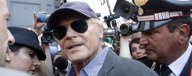 Terence Hill auf dem Weg zur Beerdigung von Bud Spencer Terence Hill auf dem Weg zur Beerdigung von Bud Spencer
