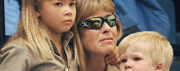 Terri Irwin mit ihren Kindern Bindi und Robert Clarence bei der Beerdigung von Steve Irwin Terri Irwin mit ihren Kindern Bindi und Robert Clarence bei der Beerdigung von Steve Irwin