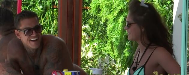 Terry Walsh und Emma-Jane Woodham in einer Szene von "Love Island" Terry Walsh und Emma-Jane Woodham in einer Szene von "Love Island"