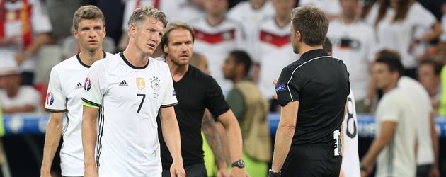 Thomas Müller und Bastian Schweinsteiger nach der Niederlage gegen Frankreich bei der EM 2016 Thomas Müller und Bastian Schweinsteiger nach der Niederlage gegen Frankreich bei der EM 2016