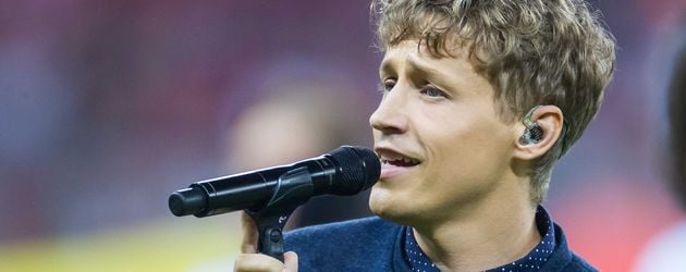 Tim Bendzko singt bei einem Bundesligaspiel im August 2016 Tim Bendzko singt bei einem Bundesligaspiel im August 2016