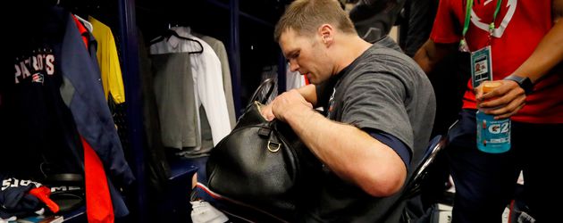 Tom Brady auf Trikot-Suche beim Super Bowl 2017 Tom Brady auf Trikot-Suche beim Super Bowl 2017