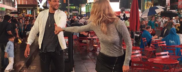 Toni Garrn und Chandler Parsons halten sich an den Händen Toni Garrn und Chandler Parsons halten sich an den Händen