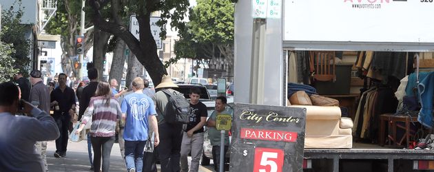 Umzugswagen vor Amber Heards und Johnny Depps Wohnung Umzugswagen vor Amber Heards und Johnny Depps Wohnung