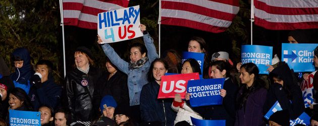 Unterstützer von Hillary Clinton, während des Wahlkampfes mit HIllary 4 US Schild Unterstützer von Hillary Clinton, während des Wahlkampfes mit HIllary 4 US Schild
