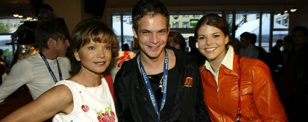Uschi Glas mit ihren Kindern Ben und Julia Tewaag im Jahr 2002 Uschi Glas mit ihren Kindern Ben und Julia Tewaag im Jahr 2002