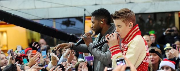 Usher und Justin Bieber bei einem Konzert Usher und Justin Bieber bei einem Konzert