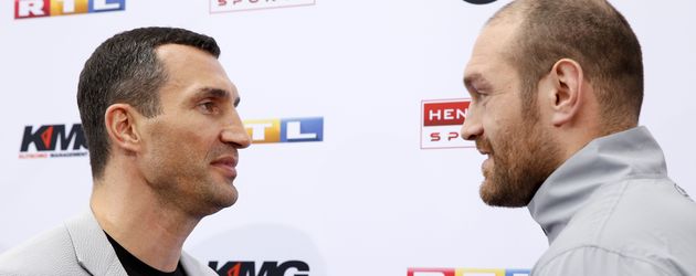Wladimir Klitschko und Tyson Fury bei einer Pressekonferenz in Köln Wladimir Klitschko und Tyson Fury bei einer Pressekonferenz in Köln